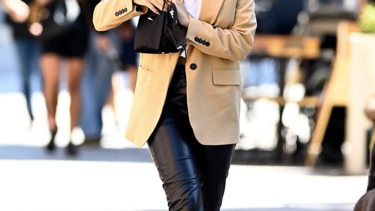 Pantaloni pelle donna: come indossarli questo inverno | Life\u0026People Mag