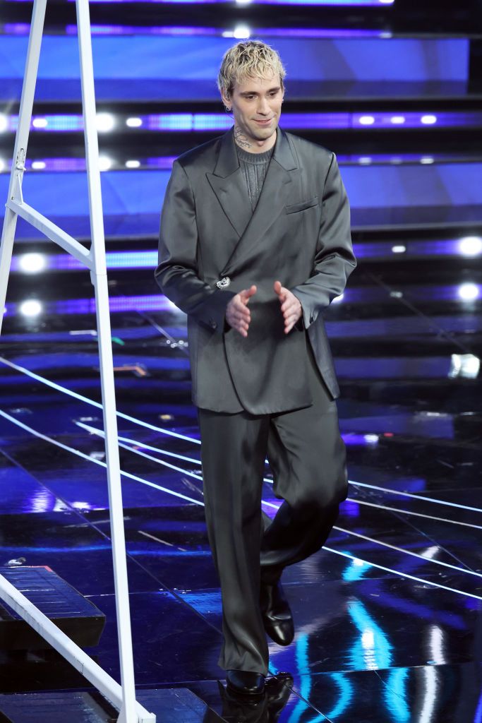 Alessandra Amoroso in Roberto Cavalli con sandali Santoni e gioielli Damiani